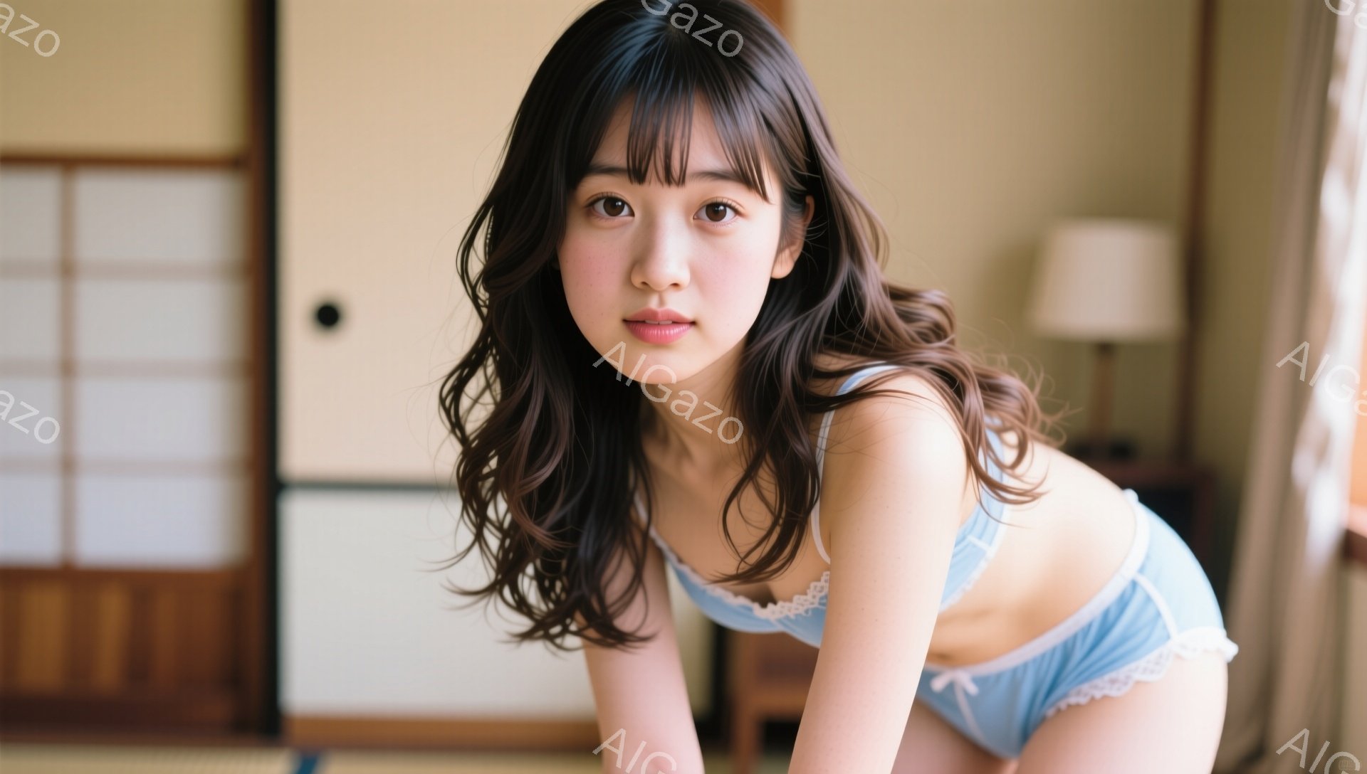 黒髪の女性が、水色のレースのキャミソールとショーツのランジェリー姿で、畳の部屋でポーズをとっています。彼女は少し微笑んでおり、髪は肩まで伸びたカールヘアです。背景には障子とテーブルランプが見え、明るい - AI生成フリー素材