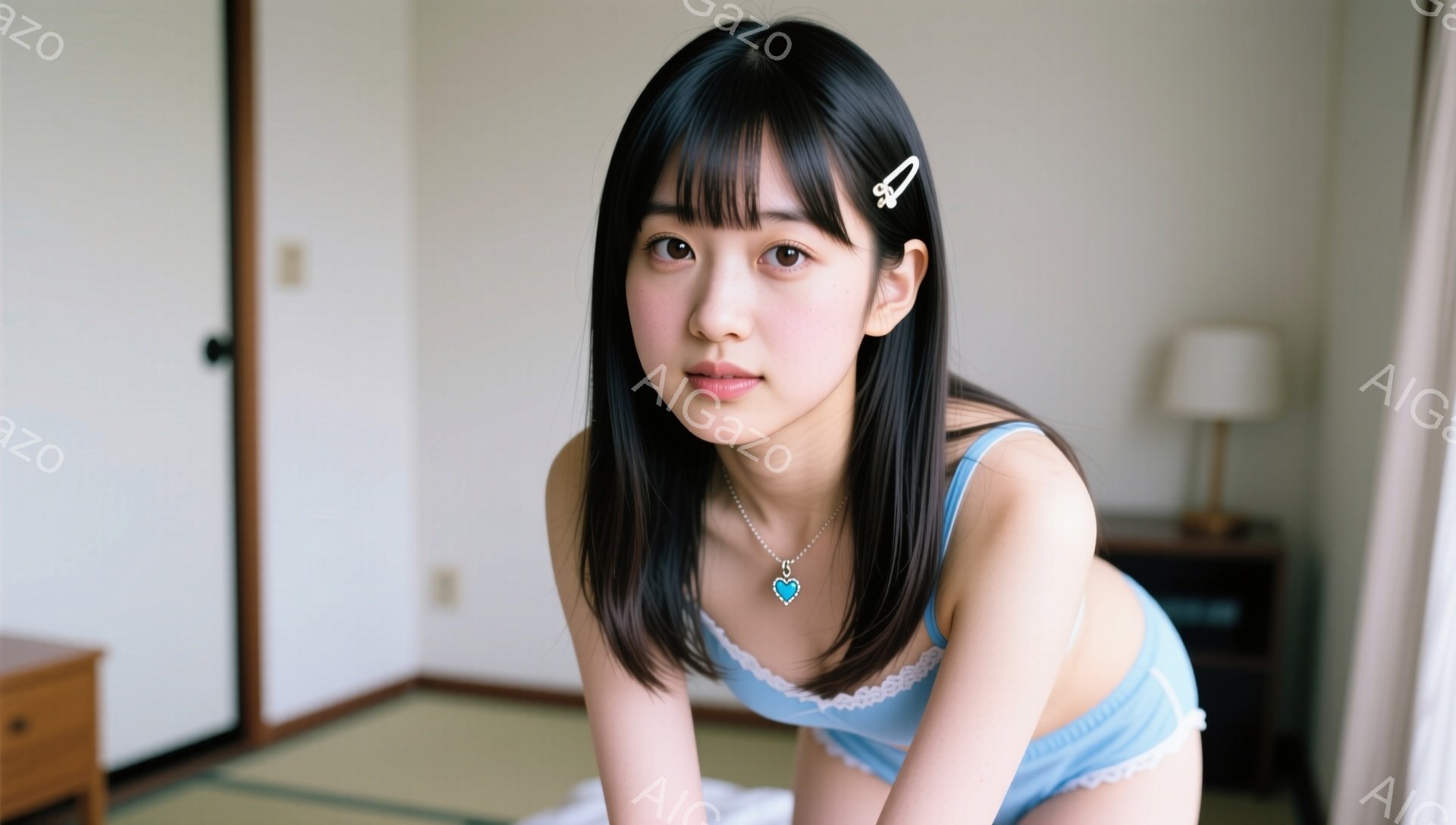 長い黒髪にヘアピンをつけ、明るいブルーのキャミソールとショーツを身に着けた若い女性が写っている。彼女はベッドに横たわり、カメラの方を見て穏やかな笑顔を浮かべている。背景には、畳の部屋と木製の家具が見え - AI生成フリー素材