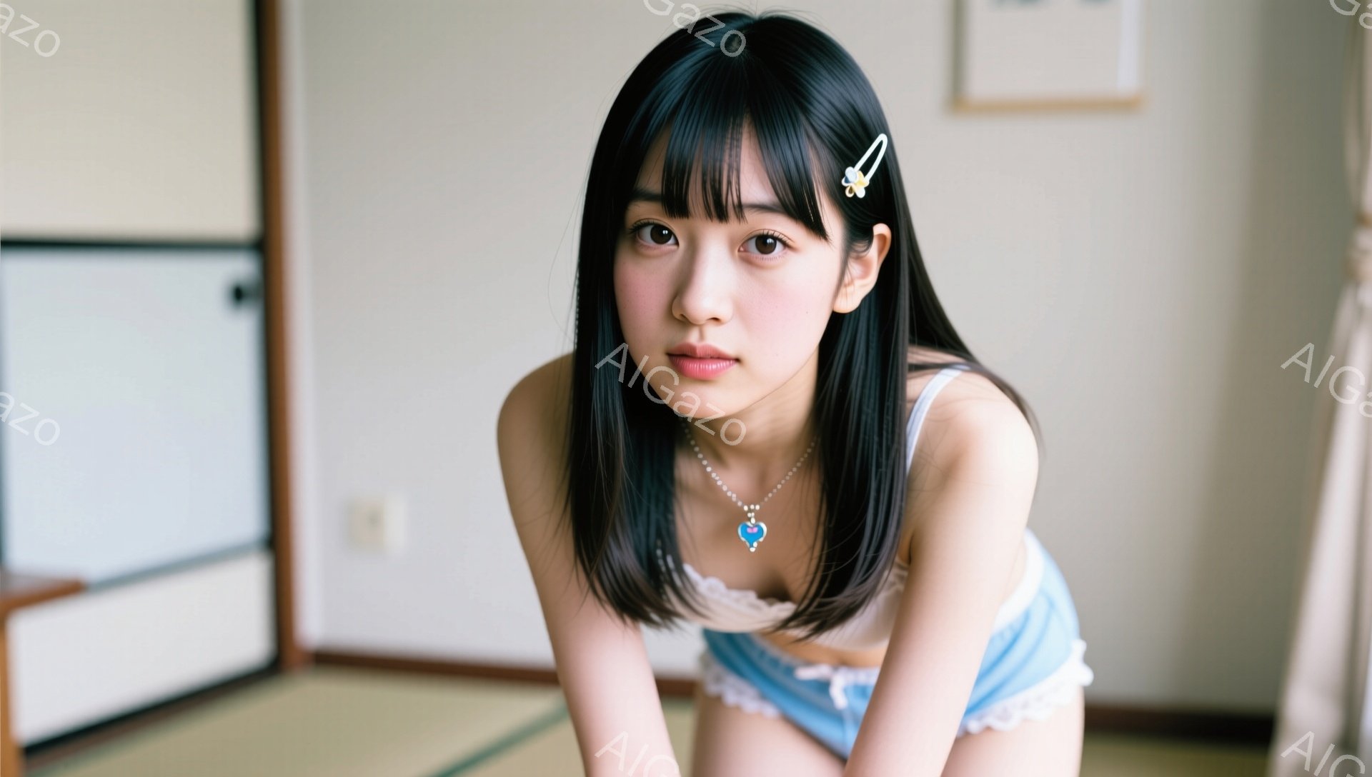 黒髪で前髪をふんわりと揃えた若い女性が写っている。白いレースのキャミソールに水色の可愛らしいブルマを着用し、首には小さなペンダントがついたネックレスが輝いている。畳の部屋で膝を抱えて座り、少し伏し目がちで控えめな表情をしている。