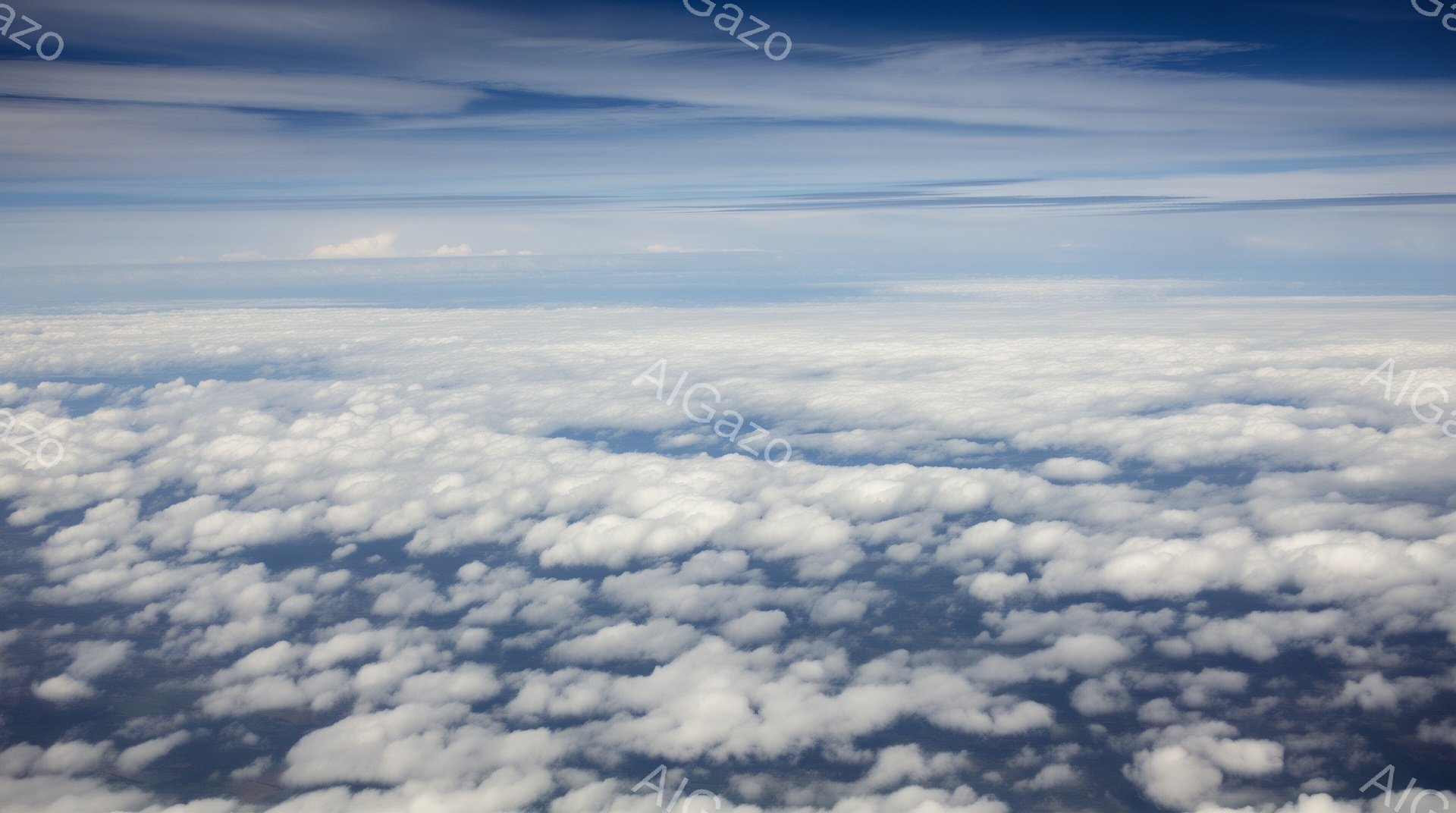 広大な雲海が眼下に広がり、まるで白い波が連なっているようだ。地平線は薄い霞の中に溶け込み、空は澄み切った青色と白雲のコントラストが美しい。全体的に穏やかで平和な雰囲気であり、高所からの眺めが広がりを感じさせる。