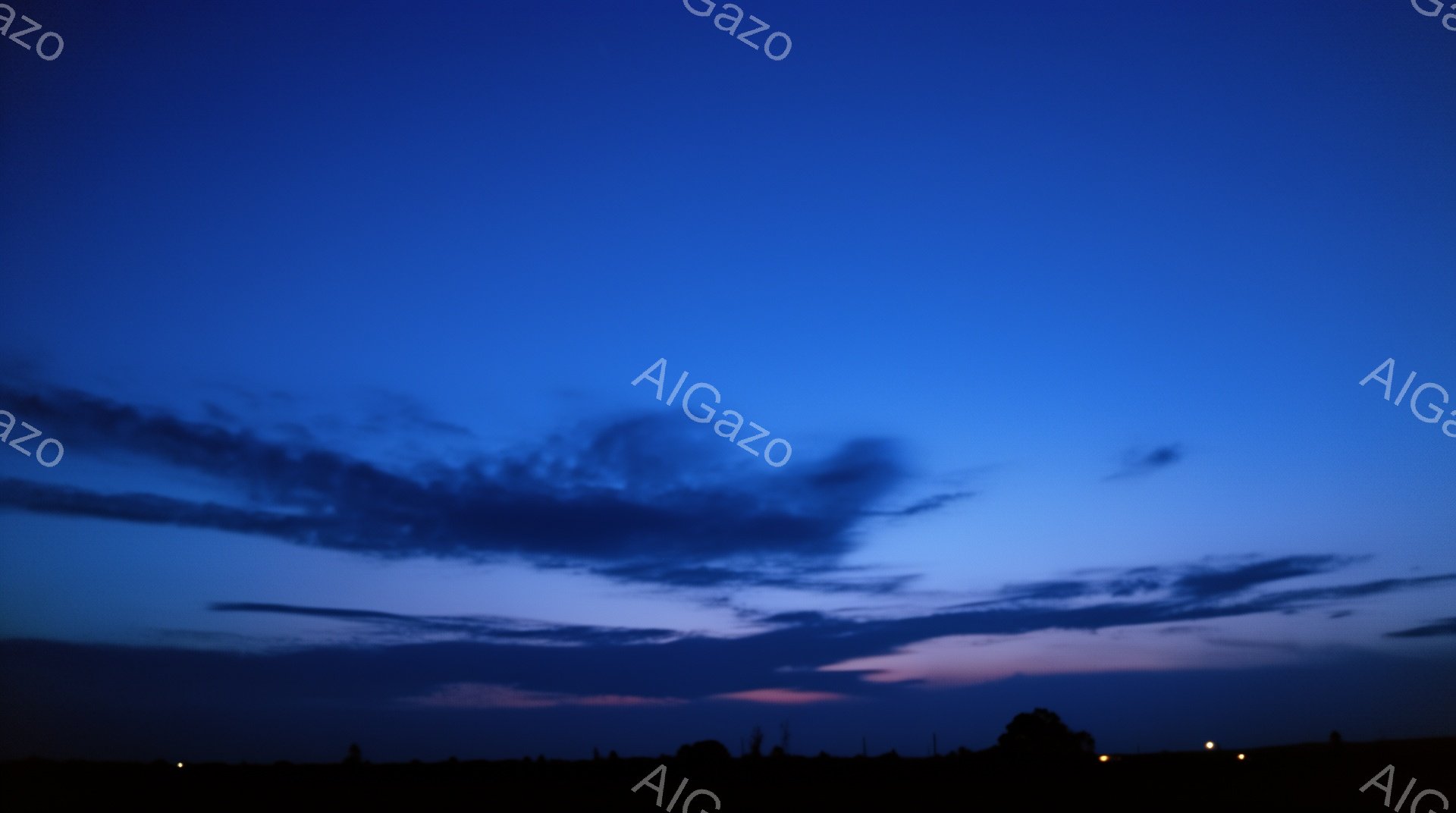 深い青色の空に、ピンクと紫色の帯が地平線近くに広がっている。暗いシルエットの木々や丘が地平線上に並び、遠くに見える小さな光は、夜明け前の静けさを強調している。全体的に、穏やかで神秘的な雰囲気を醸し出しており、夜から朝方への移り変わりを描写している。