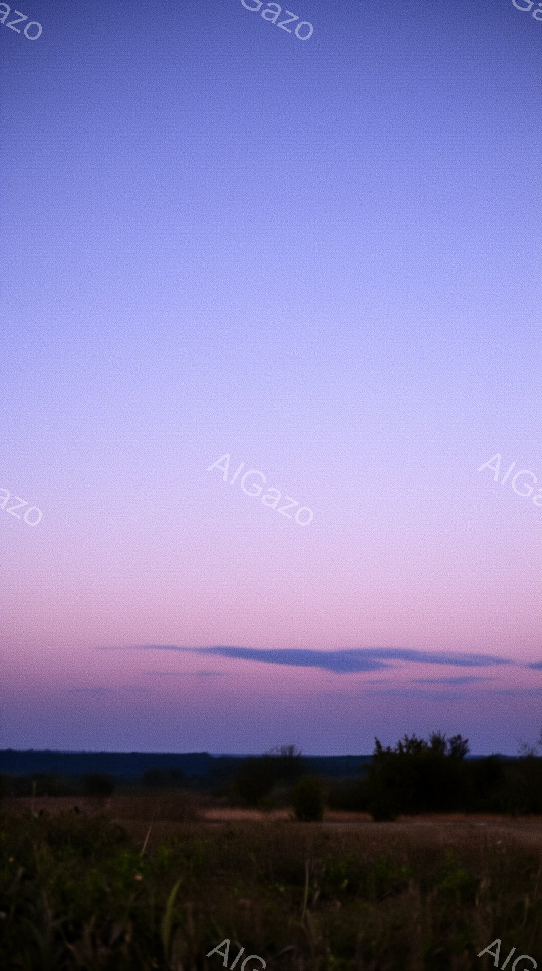 淡いピンクと紫色のグラデーションが広がる夕暮れ時の空が印象的な風景です。地平線には低い丘陵や木々がシルエットで描かれ、手前の草むらは緑と茶色の混ざった色合いで、自然な風合いを感じさせます。穏やかで静謐な雰囲気で、日中の喧騒から解放された安らぎを与えてくれます。