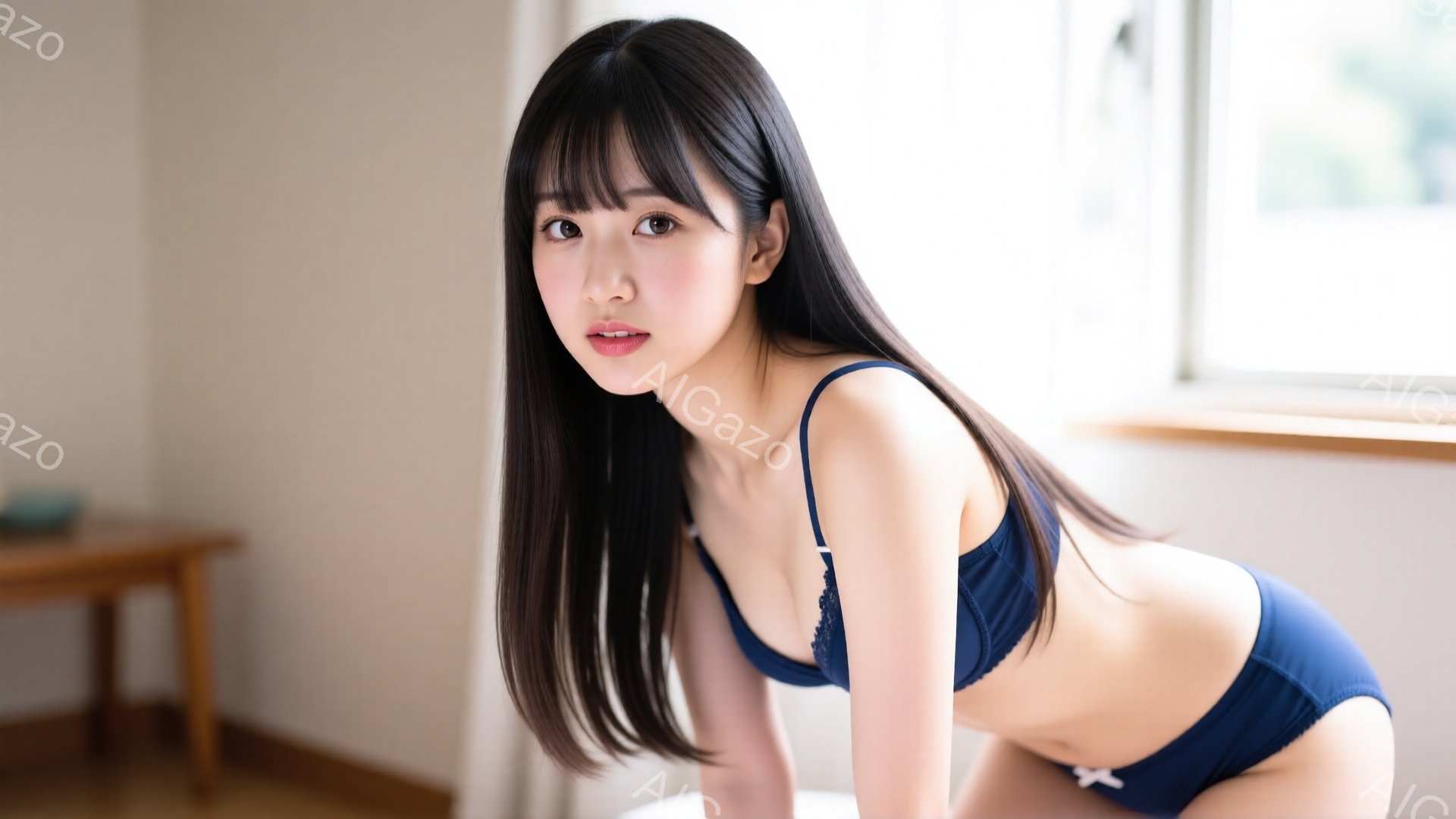 長い黒髪で前髪ぱっつんの女性が、青いランジェリーを着てカメラを見つめている。彼女は少し体を丸め、膝を立てて座っており、表情は優しく微笑んでいる。背景はシンプルな室内で、窓と木製のテーブルが見え、全体的 - AI生成フリー素材