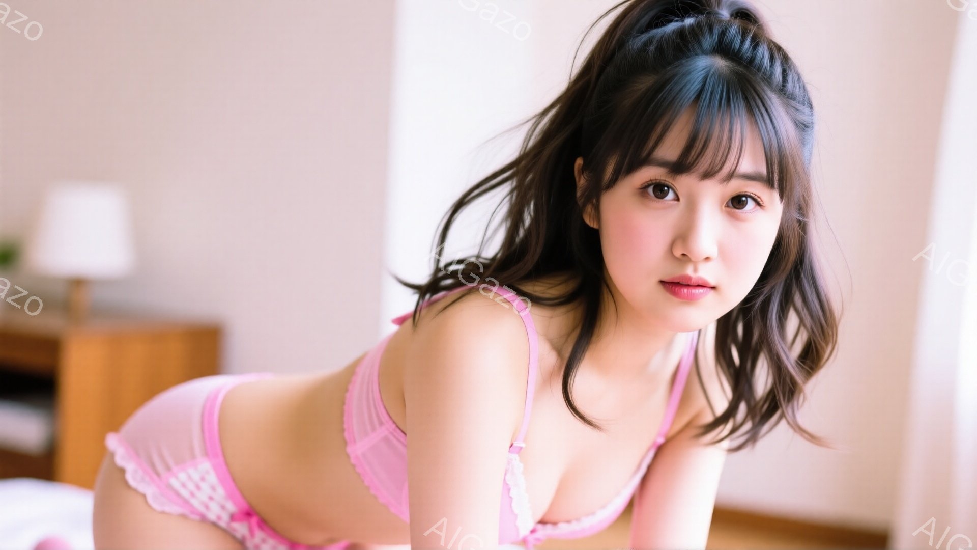 長い黒髪を無造作に垂らし、ピンク色のレースのブラジャーとショーツを身につけた若い女性が、白いベッドの上にうつ伏せになっている。彼女はカメラを見つめ、少し微笑んでいる表情で、優雅でセクシーな雰囲気を醸し出している。背景には木製のドレッサーと、明るい光が差し込む窓が見え、室内は暖かく柔らかな印象だ。