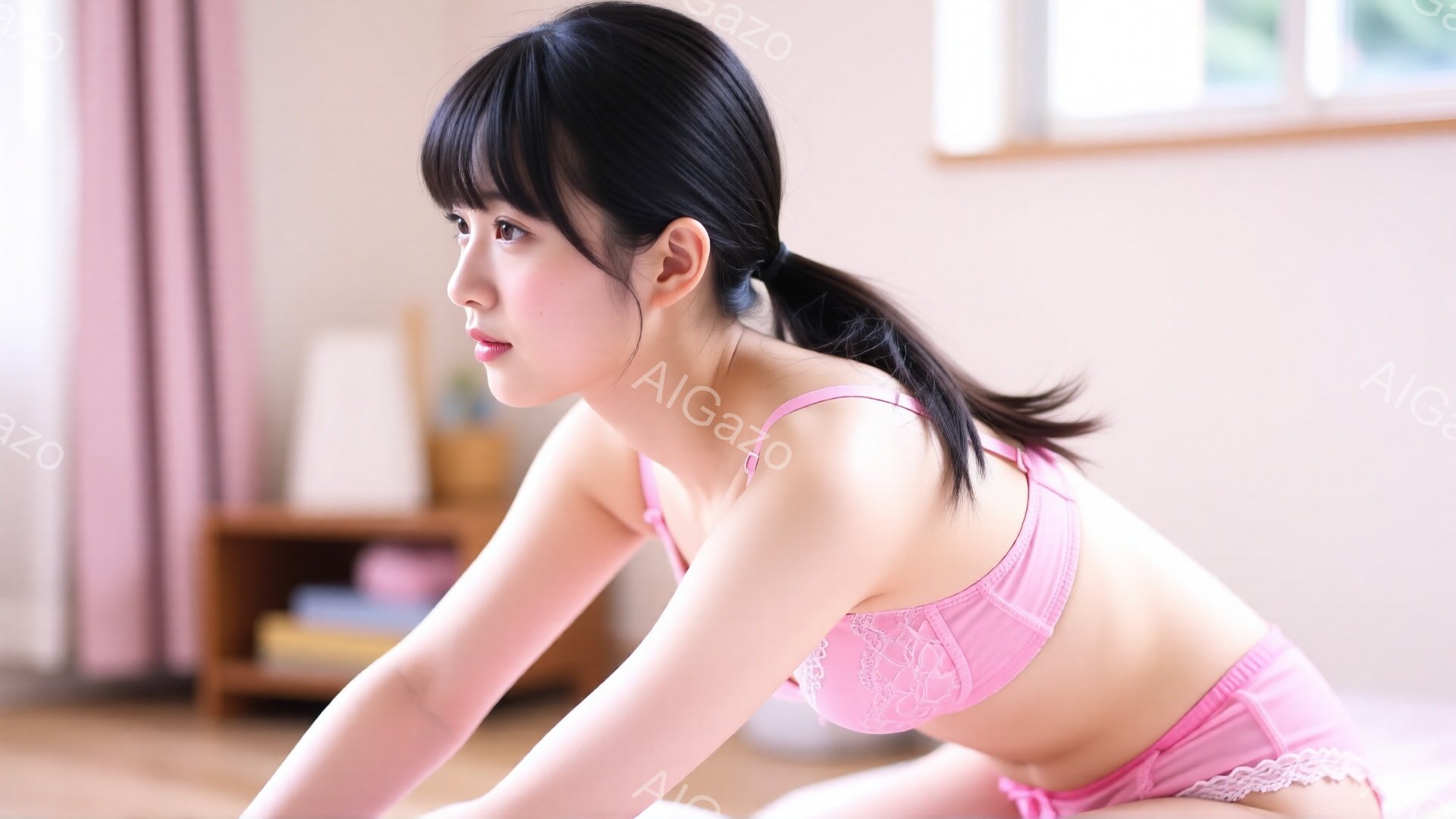 黒髪の女性がピンク色のレースのブラジャーとショーツを着用し、床にうつ伏せになっています。彼女は髪をポニーテールにし、少し上目線で遠くを見つめています。背景には、木製の棚とカーテンが見え、柔らかい光が差し込む室内で、リラックスした雰囲気です。