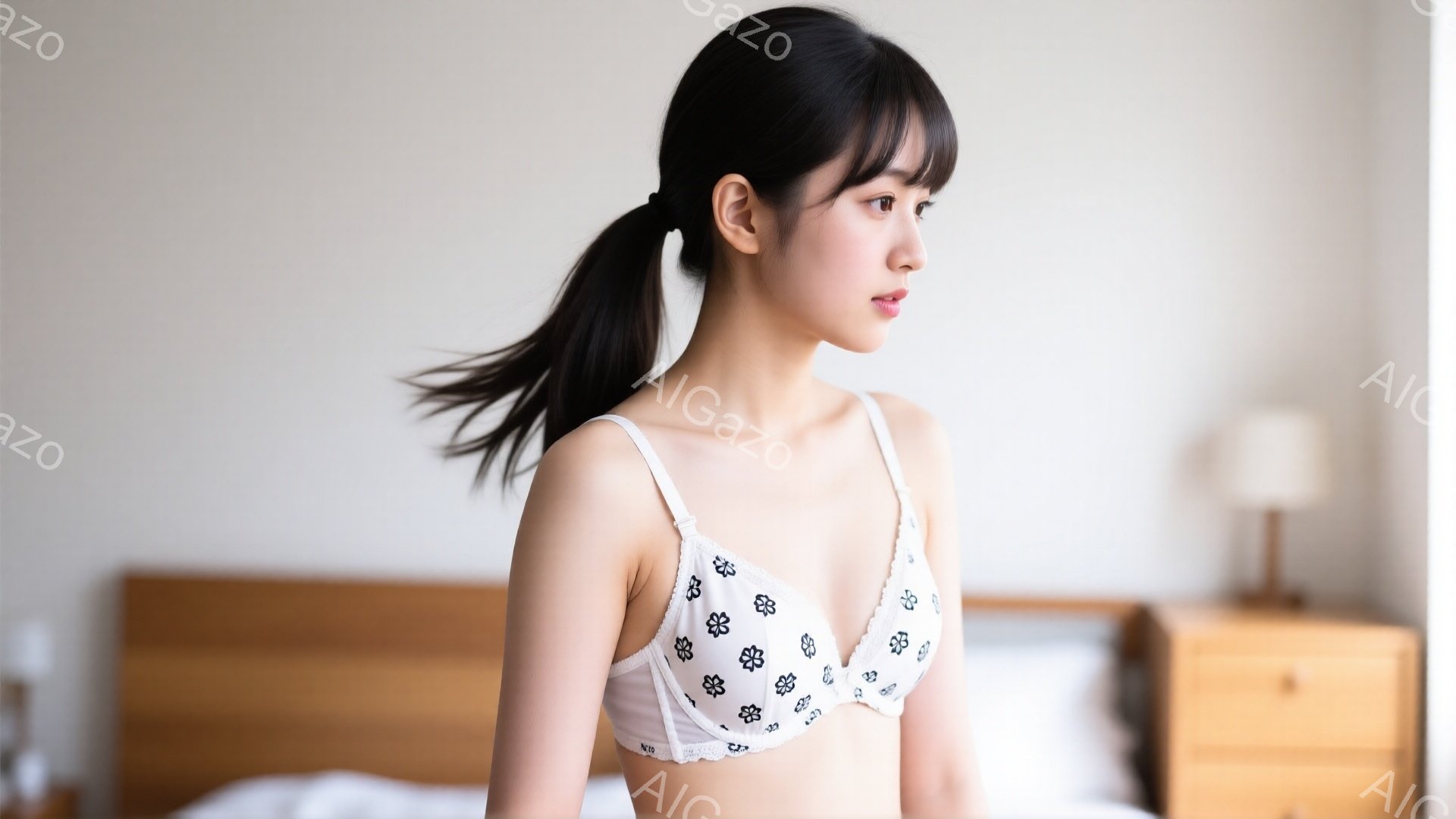 長い黒髪をポニーテールにした若い女性が、白い花柄のブラジャーを着用して立っています。彼女は少し横を向き、穏やかな表情でどこかを見つめています。背景にはベッドとナイトスタンドがあり、部屋全体が柔らかい光 - AI生成フリー素材
