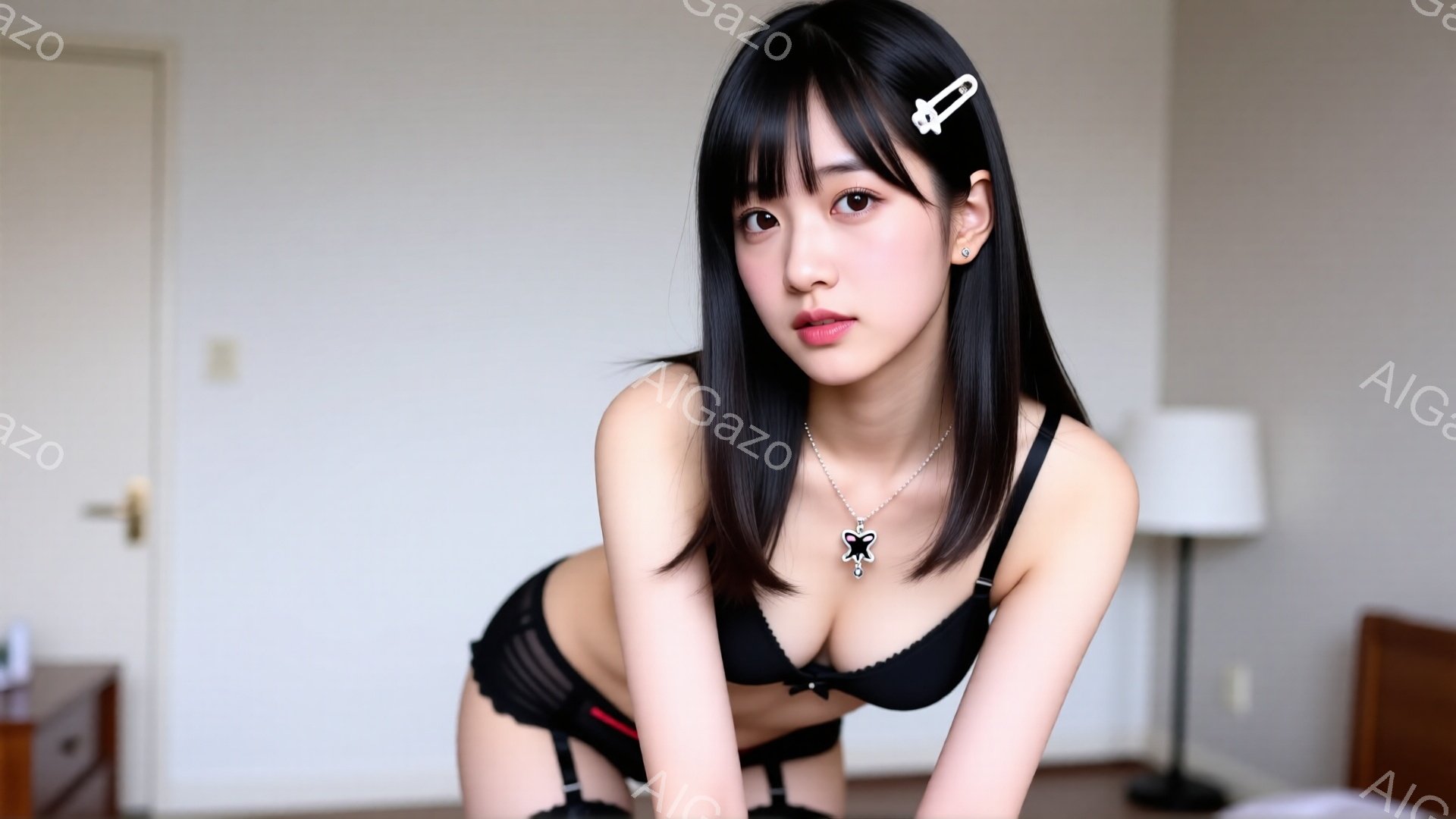 黒髪の女性が、黒いレースのブラジャーとショーツ姿でカメラを見つめています。彼女は膝をつき、少し挑発的な表情を浮かべており、首には小さなペンダントネックレスが輝いています。背景はベージュの壁と白いベッド - AI生成フリー素材