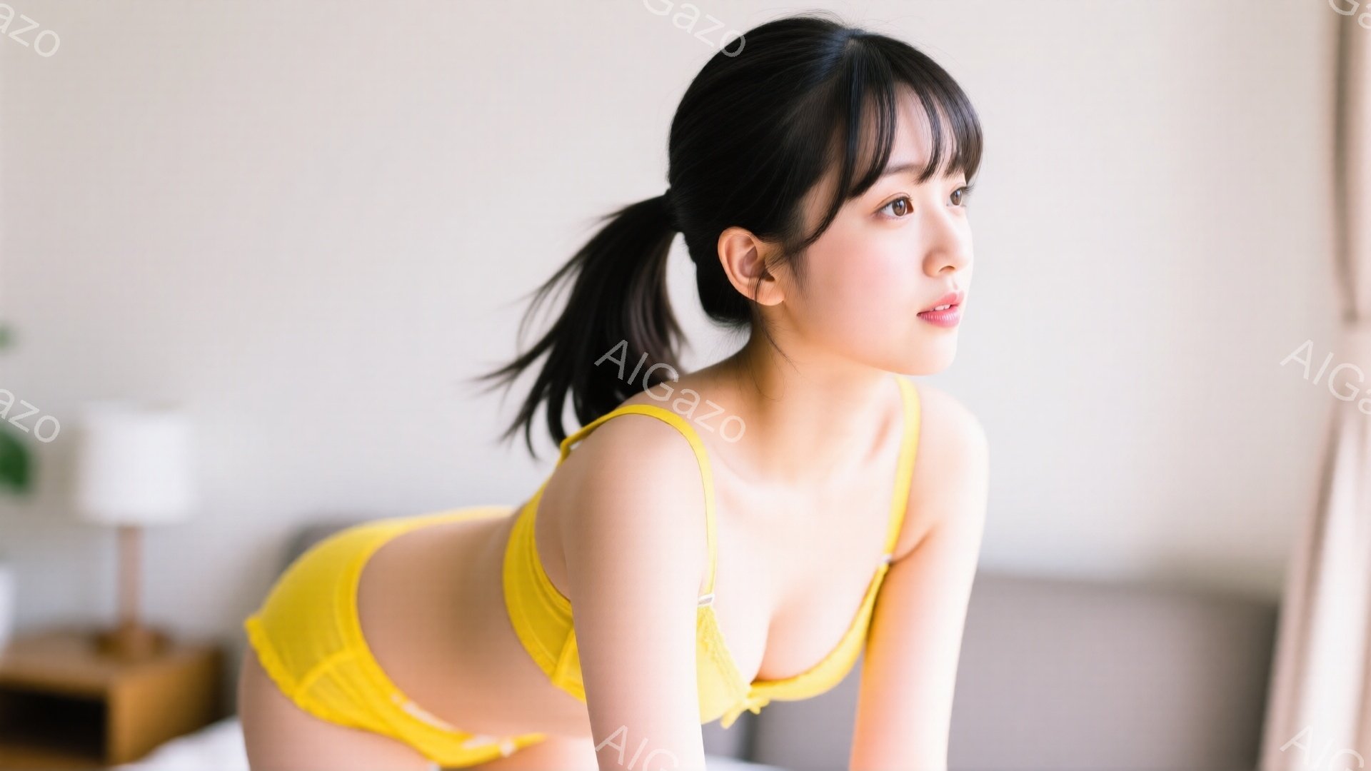 長い黒髪をポニーテールにした若い女性が、明るい黄色のブラとショーツ姿でベッドに横たわっています。彼女は少し微笑み、どこかを見つめるような視線をしています。背景には白い壁と木製のナイトテーブルが見え、穏 - AI生成フリー素材