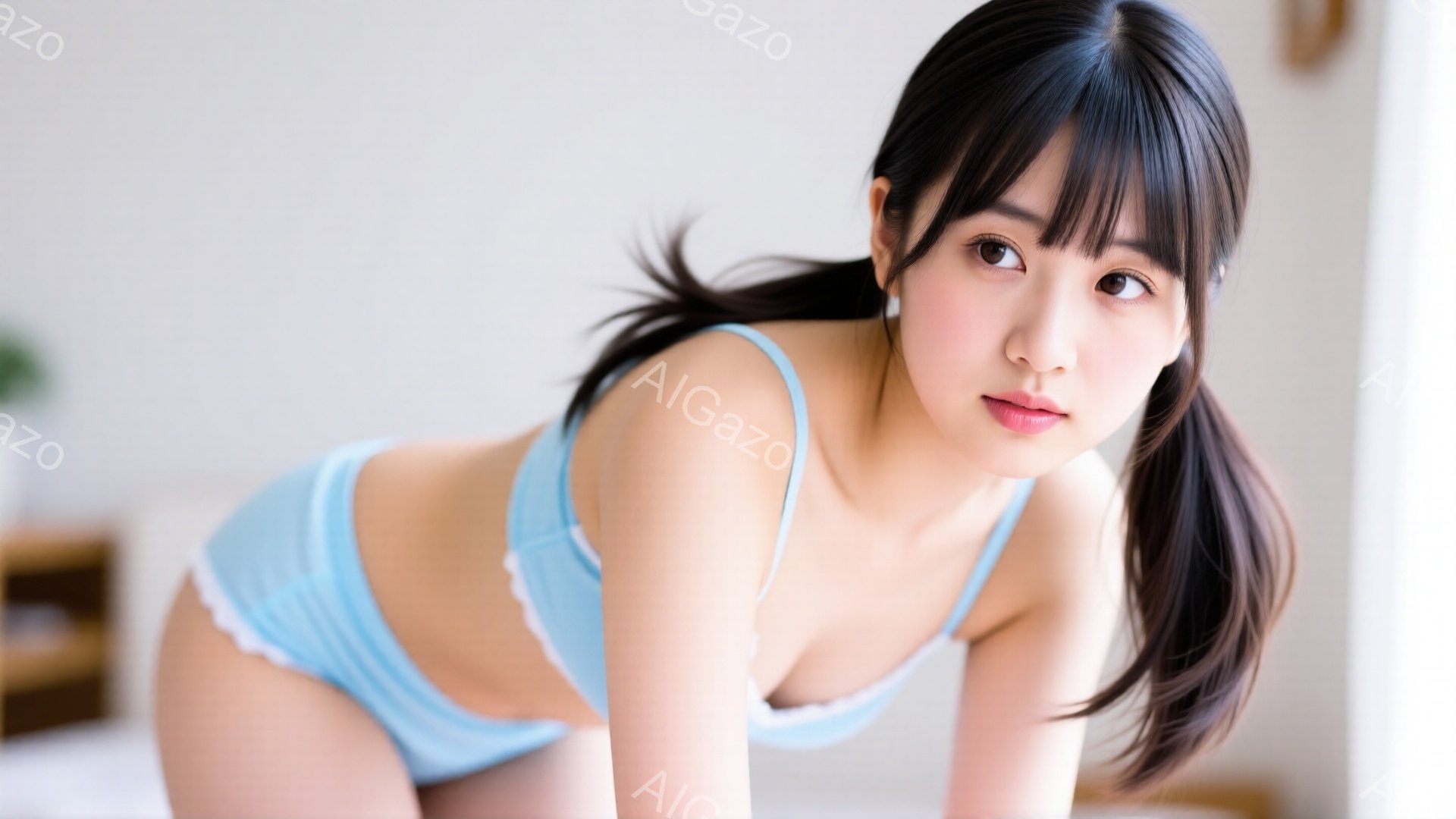 黒髪でツインテールの女性が、水色のブラとショーツ姿でカメラを見つめています。彼女は少し体をひねらせたポーズで、明るい室内で親しみやすい笑顔を浮かべています。背景にはぼやけた家具が見え、全体的に柔らかく可愛らしい雰囲気を醸し出しています。