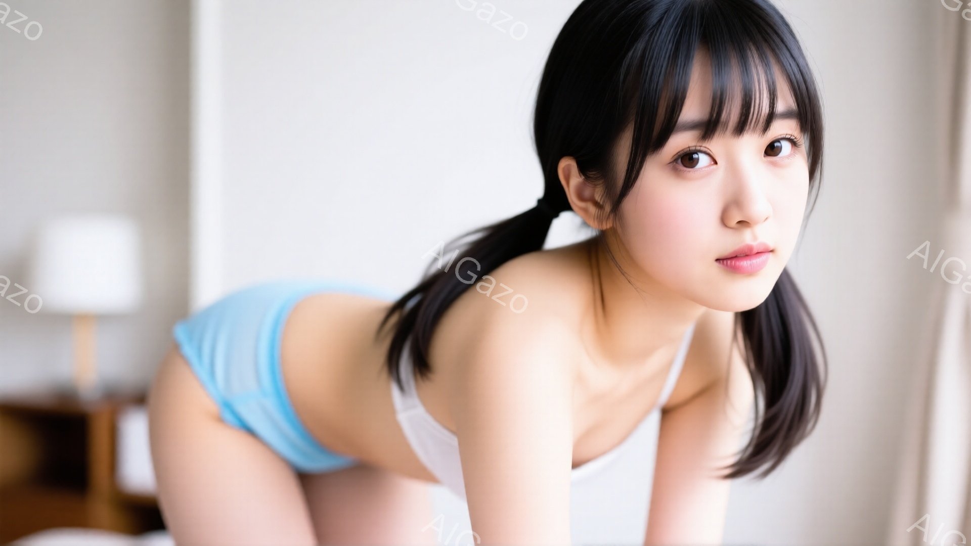 黒髪のロングヘアをツインテールにした若い女性が、白いタンクトップと水色の下着姿で、ベッドの上でうつ伏せになっている。彼女はカメラを見つめ、少し微笑んでいるように見える、健康的で明るい表情をしている。背景にはぼやけた部屋の一部が見え、全体的に柔らかく、リラックスした雰囲気が漂っている。