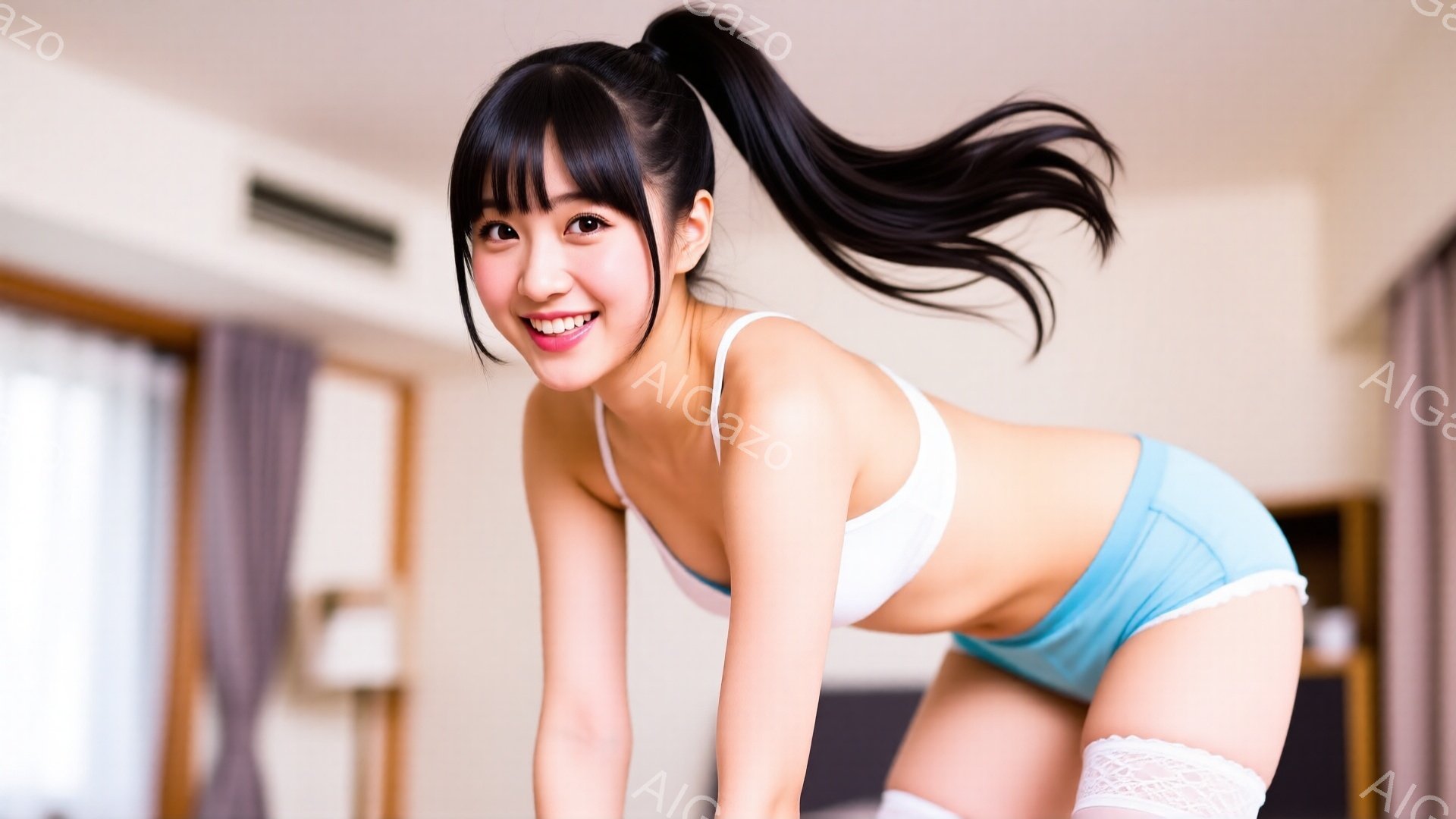 黒髪をポニーテールにした若い女性が、白いブラと水色のショーツ、白いレースのニーハイソックス姿で、わずかに体を丸め、カメラに向かって微笑んでいる。背景はベッドとカーテンが見える室内で、柔らかい光が差し込み、リラックスした雰囲気を醸し出している。彼女の表情は明るく、活気に満ち溢れている。