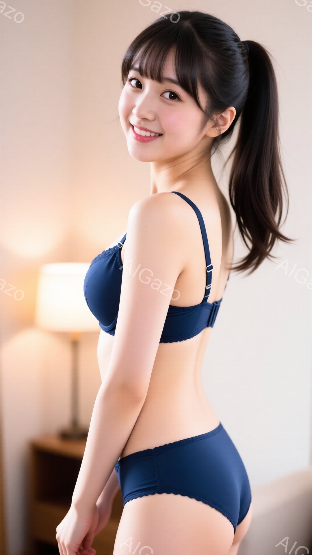 この女性は、深い青色のランジェリーセット（ブラとショーツ）を身に着けており、長い黒髪をポニーテールにしています。彼女はカメラに向かって微笑み、少し体をねじってポーズをとっています。背景には、ランプと木 - AI生成フリー素材