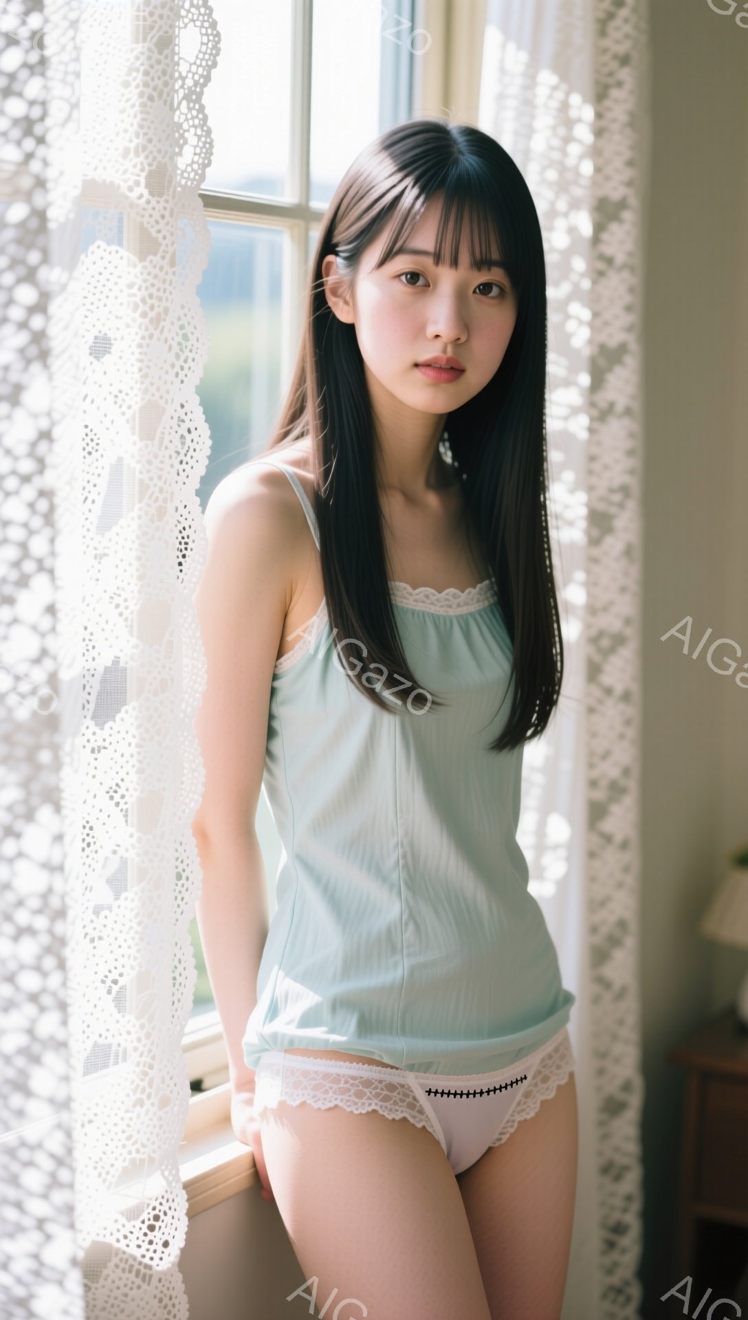 長い黒髪をセンターパートにした若い女性が、窓辺に立っている。淡い緑色のキャミソールと白いレースのパンティーを身に着け、少し物憂げな表情をしている。背景にはぼやけた庭が見え、繊細なレースのカーテンが光を取り込んでいる。