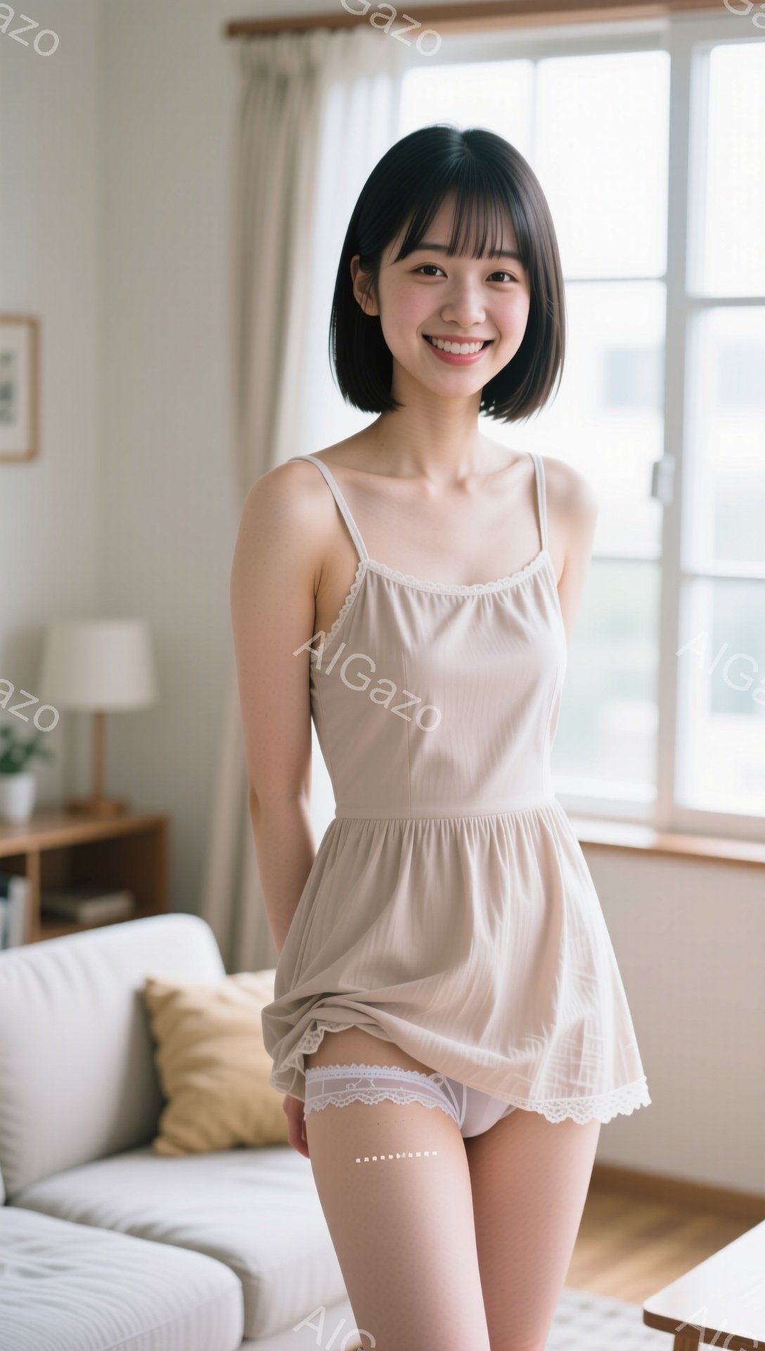 明るい室内で、ベージュ色のキャミソールとショーツ姿の若い女性が微笑んでいます。彼女は肩までの長さの茶髪で、前髪が目にかかるヘアスタイルです。背後には、オフホワイトのソファ、木製のテーブル、窓から差し込む自然光が見え、温かく穏やかな雰囲気が漂っています。