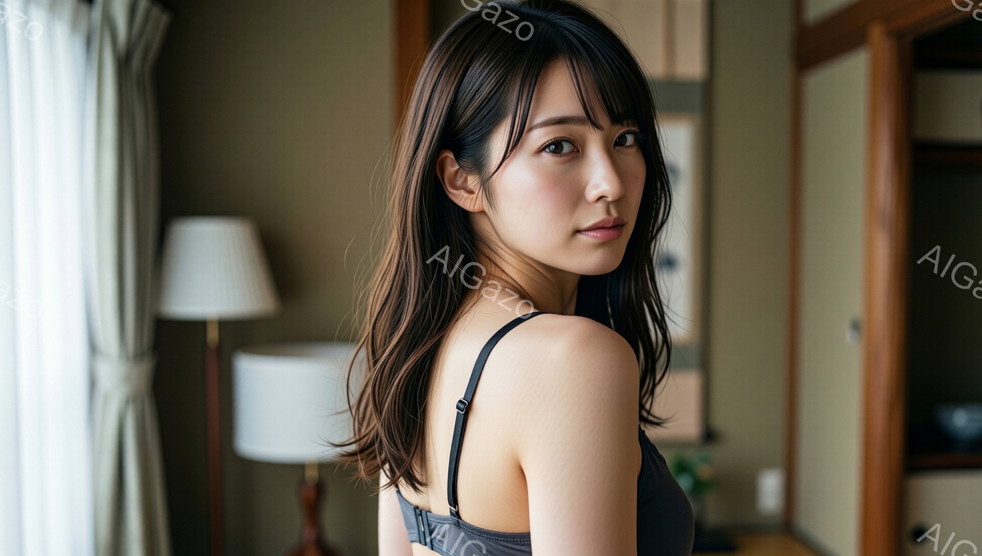 長い茶色の髪を持つ若い女性が、肩を露出したグレーのキャミソールを着ています。彼女はカメラに向かって少し振り返り、わずかに微笑んでおり、落ち着いた雰囲気です。背景は日本の伝統的な部屋で、白い障子と木製の家具が見え、暖かく穏やかな雰囲気を作り出しています。