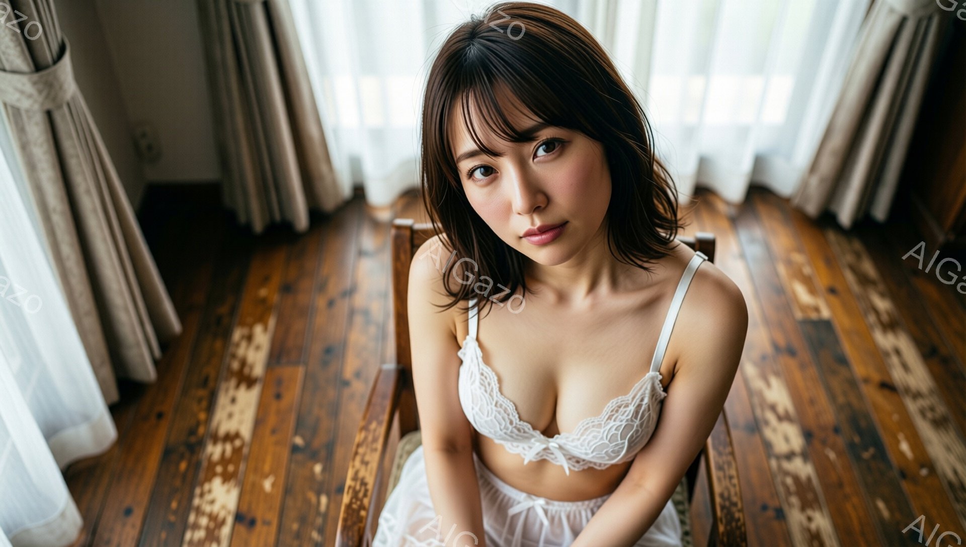茶髪の女性が、白いレースのブラと白いスカートを身に着けて椅子に座っています。彼女はカメラに向かって少し微笑んでおり、リラックスした表情をしています。背景には木製の床と白いカーテンがあり、暖かく穏やかな - AI生成フリー素材