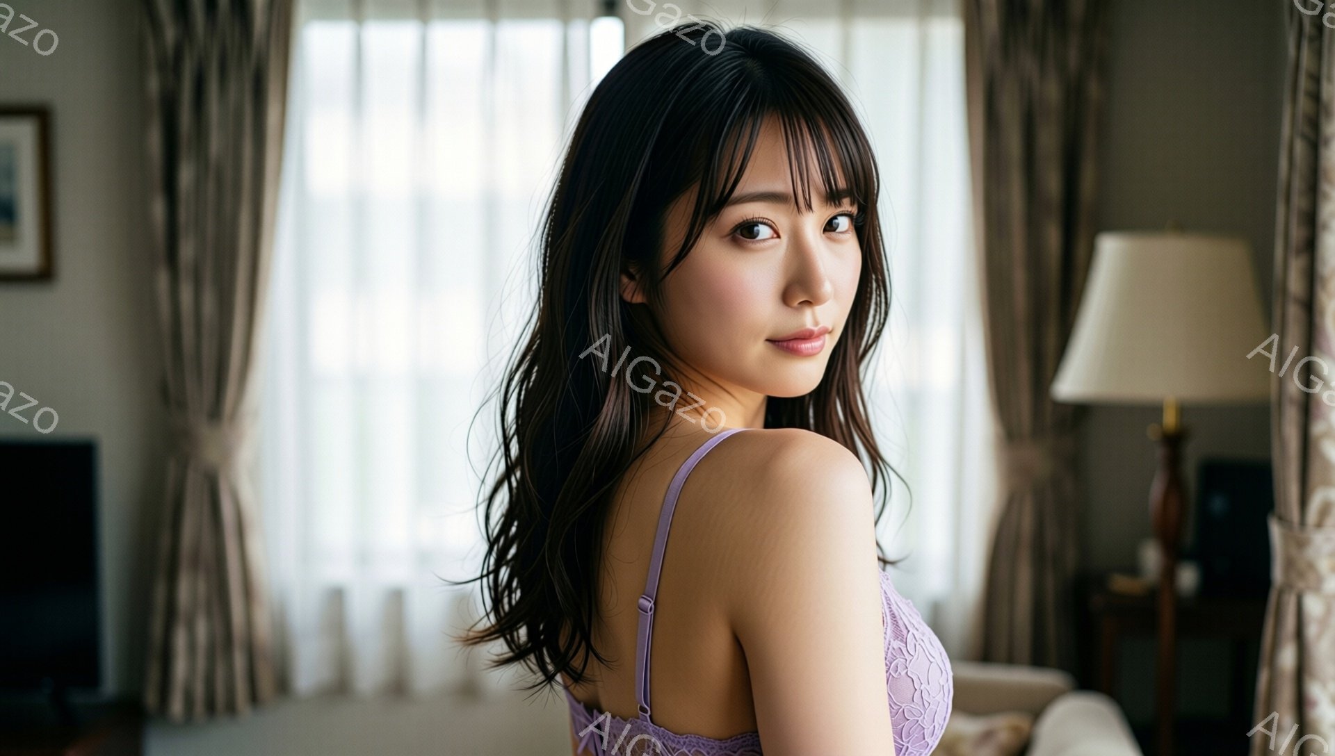 長い黒髪の女性が、薄紫色のレースのキャミソールを着て、少し振り返ってこちらを見ている。彼女は穏やかな微笑みを浮かべ、その表情は柔らかく優雅だ。背景には、レースのカーテンと暖色の家具が見え、室内は明るく心地よい雰囲気が漂っている。