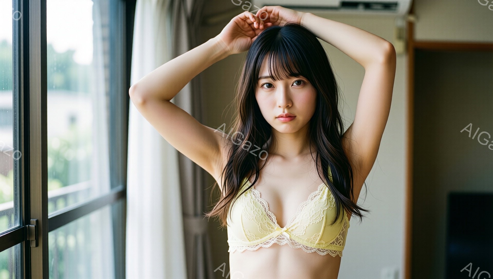 長い黒髪を肩にかける女性が、クリーム色のレースのブラレットと下着を身に着けて立っています。両腕を頭上に上げ、少し微笑んだ表情でカメラを見つめています。窓の外には緑豊かな風景が見え、室内は暖かく穏やかな - AI生成フリー素材