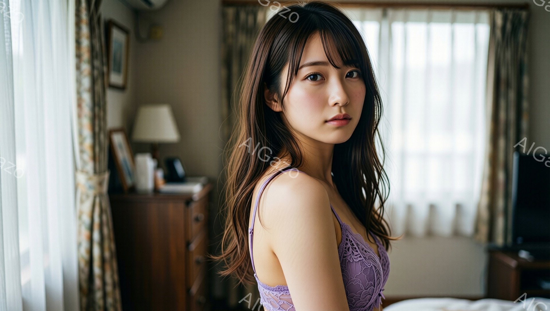 長い茶髪の女性が、レースの紫色のブラレットを着て、ベッドの上に横たわっている。彼女は少し微笑んでおり、優雅でリラックスした表情をしている。背景には、キャビネットやランプのある寝室が見え、窓からは柔らかい光が差し込んでいる。