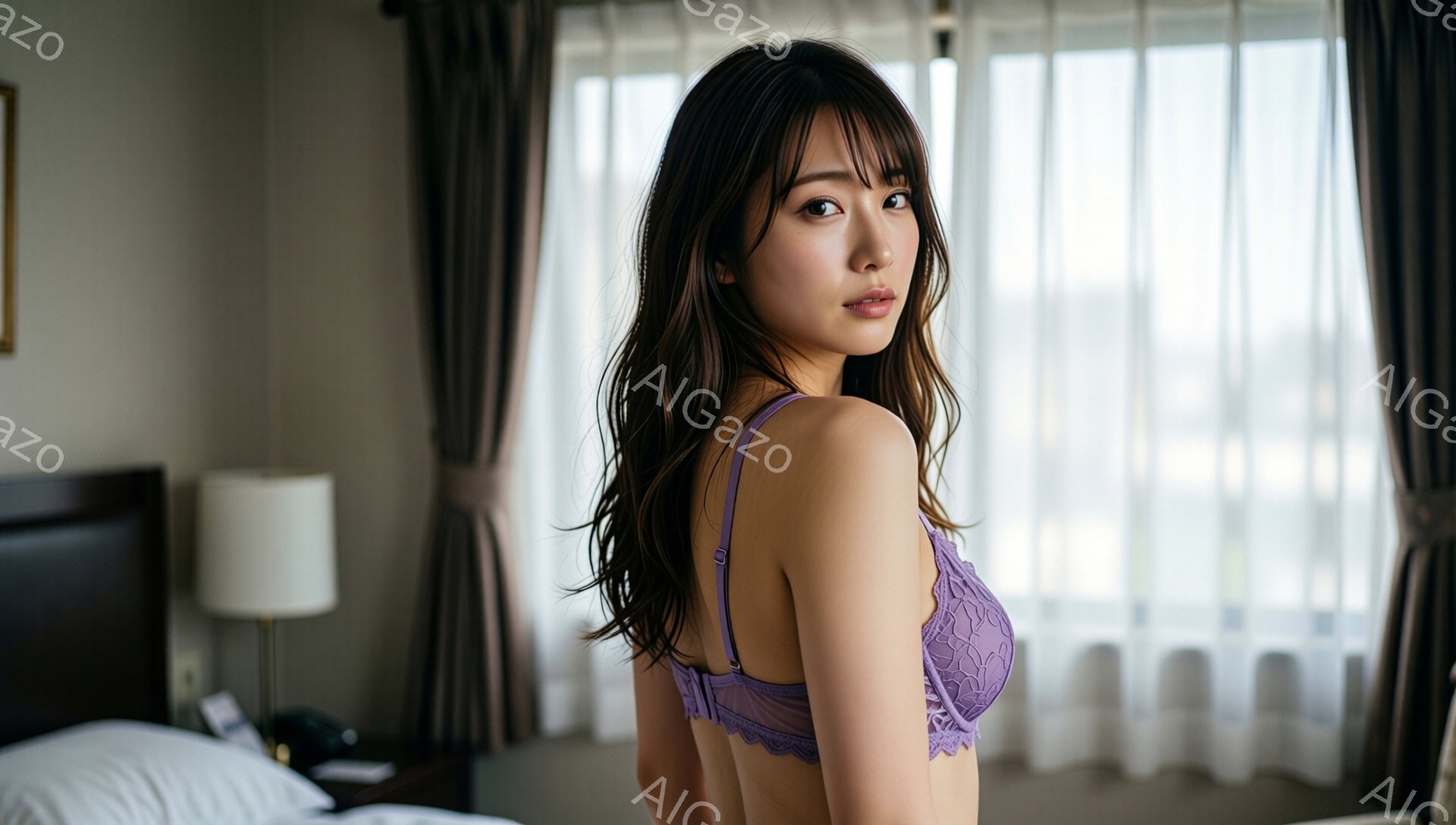 長い黒髪の女性が、薄紫色のレースのブラレットと下着姿で、窓の前に立っている。彼女は少し振り返り、カメラ目線で微笑んでいる様子で、柔らかく優雅な雰囲気を醸し出している。背景には白いカーテンとベッド、そして控えめな間接照明が見え、リラックスしたプライベート空間が演出されている。