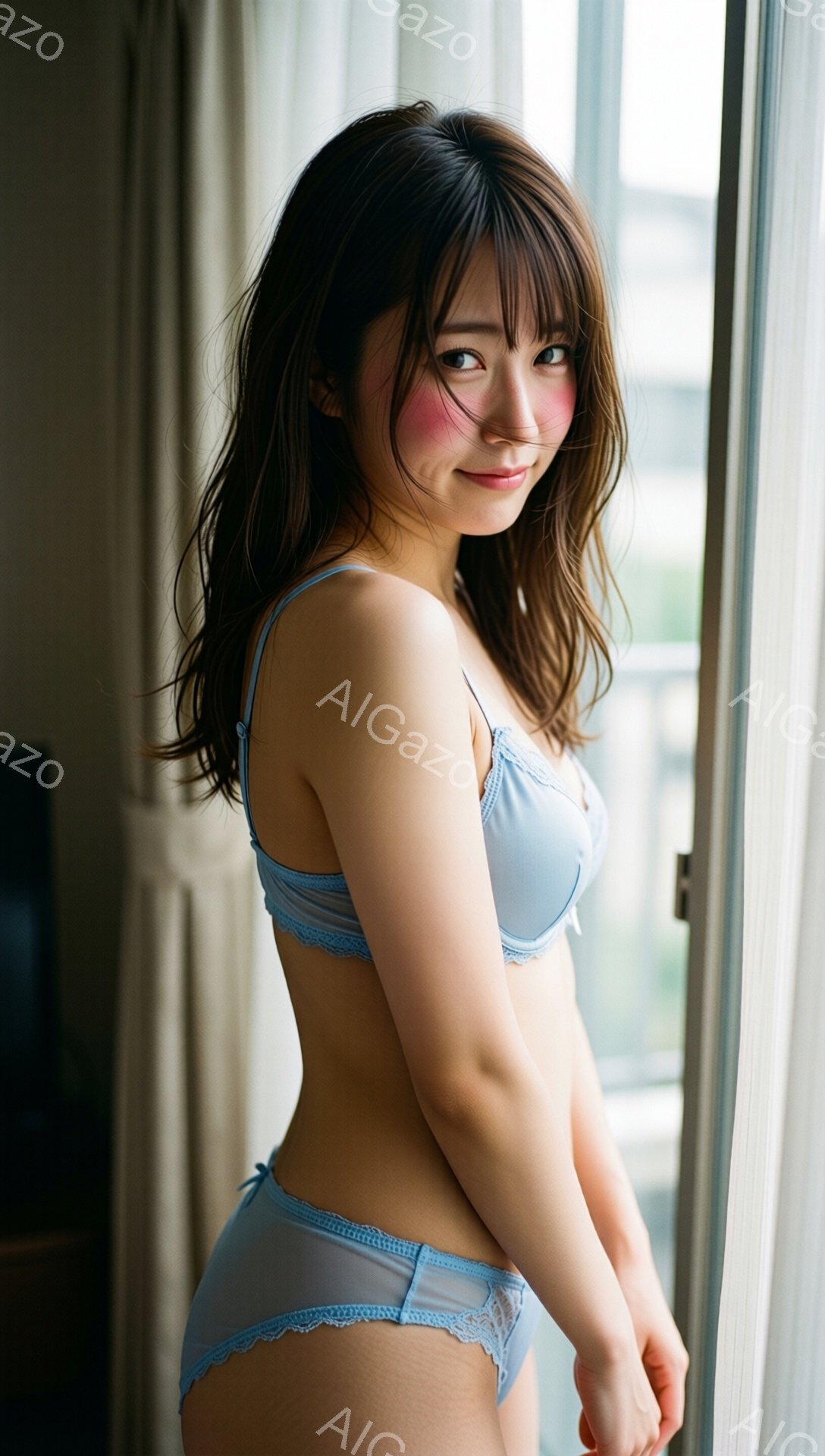 長いダークブラウンの髪をした女性が、淡い水色のランジェリーを着て、窓のそばに立っています。彼女は少し微笑んでいて、表情は穏やかで、窓の外の景色を見ているようです。背景には、ぼやけた都市の風景が見え、柔らかい自然光が彼女を照らしています。