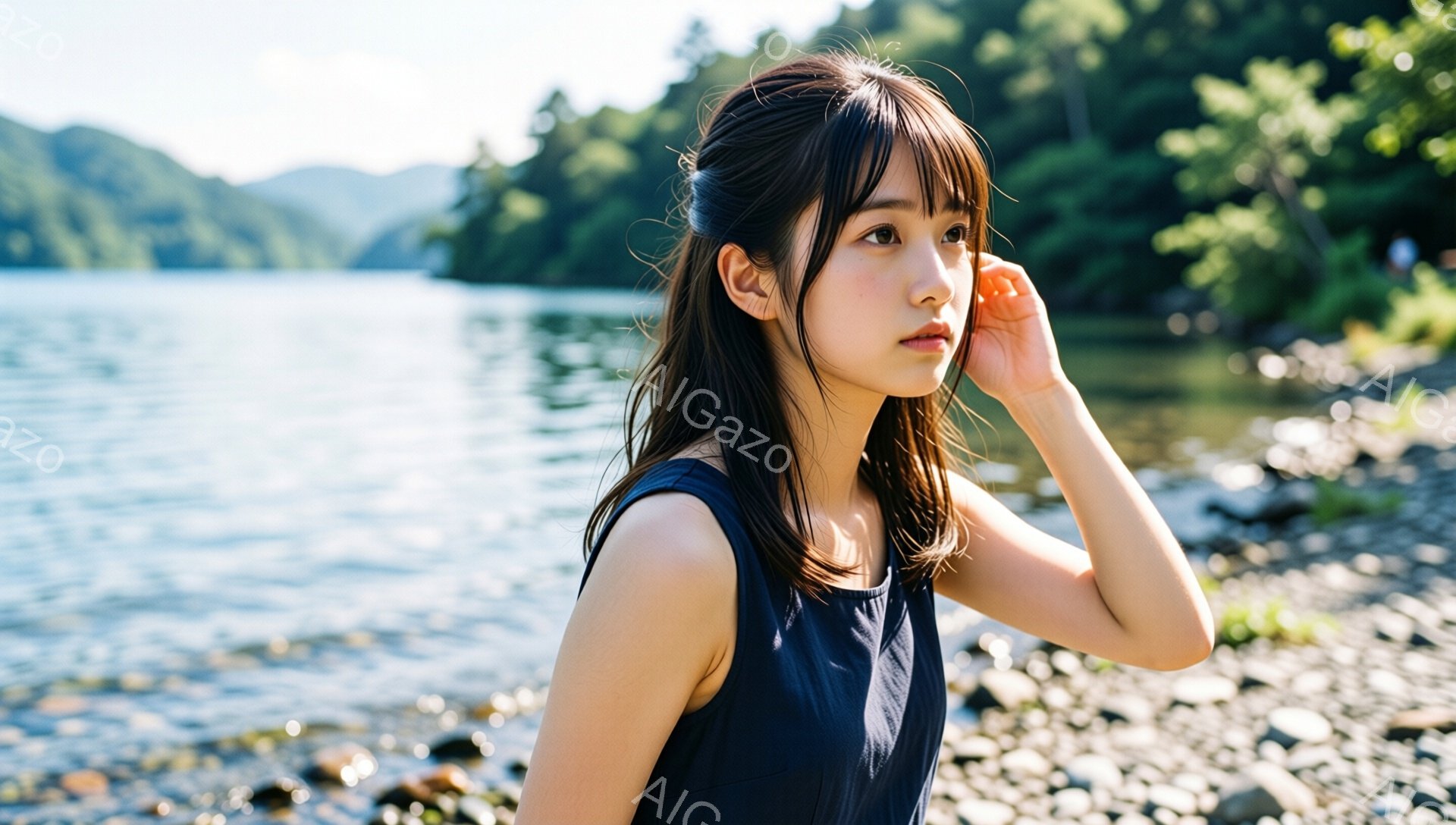 黒いタンクトップを着た若い女性が、湖のほとりで少し内側を見つめるように立っている。彼女は片手を顔の横に添え、少し憂いを帯びた表情を浮かべている。背景には緑豊かな山々と穏やかな湖が広がり、晴れた日の静かで落ち着いた雰囲気を醸し出している。