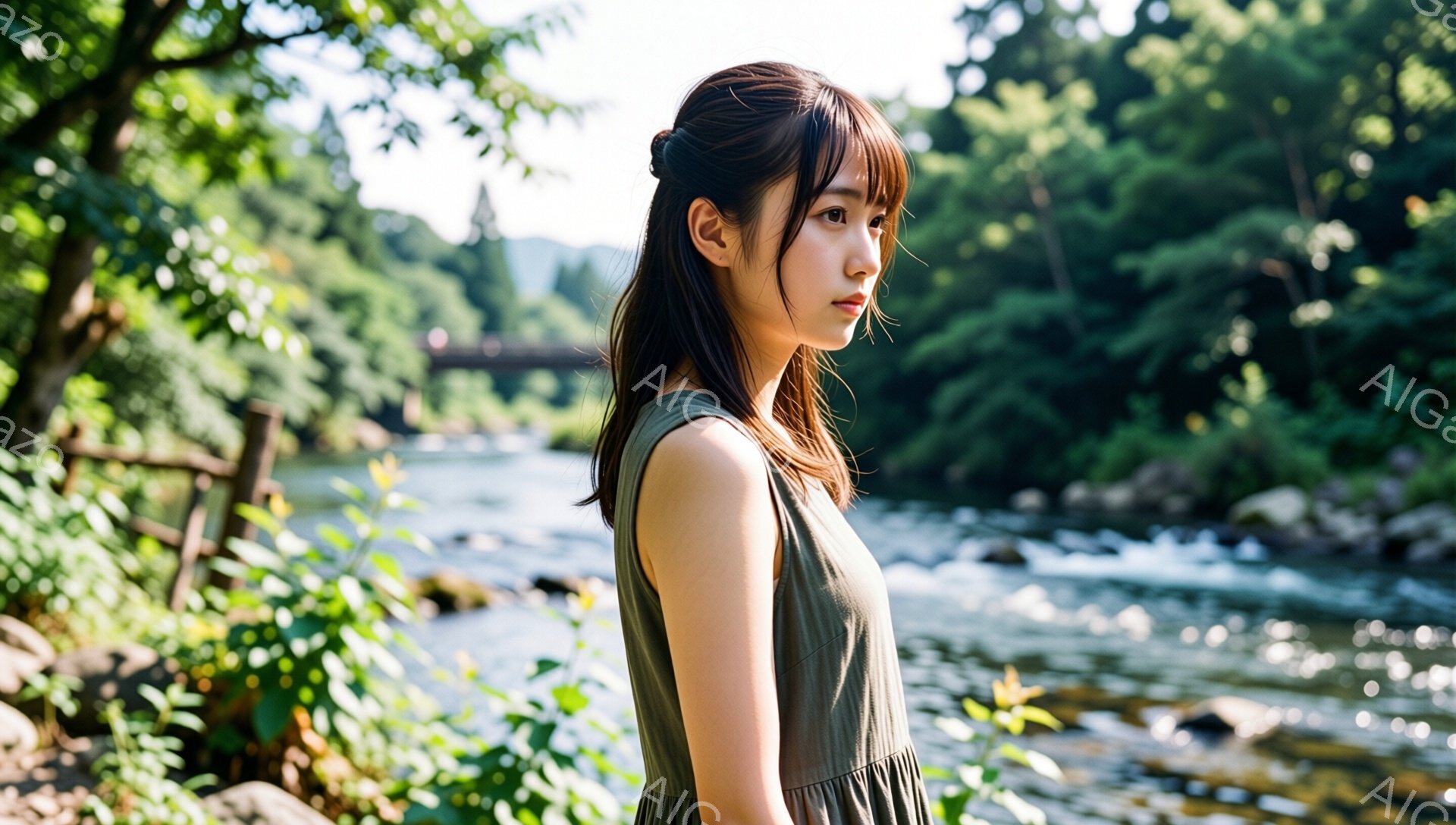 若い女性が、オリーブ色のキャミソールワンピースを着て、横顔をこちらに向けて立っている。彼女はダークブラウンの髪を肩にかかるように流し、少し憂いを帯びた表情をしている。背景には、岩場を流れる川と緑豊かな - AI生成フリー素材