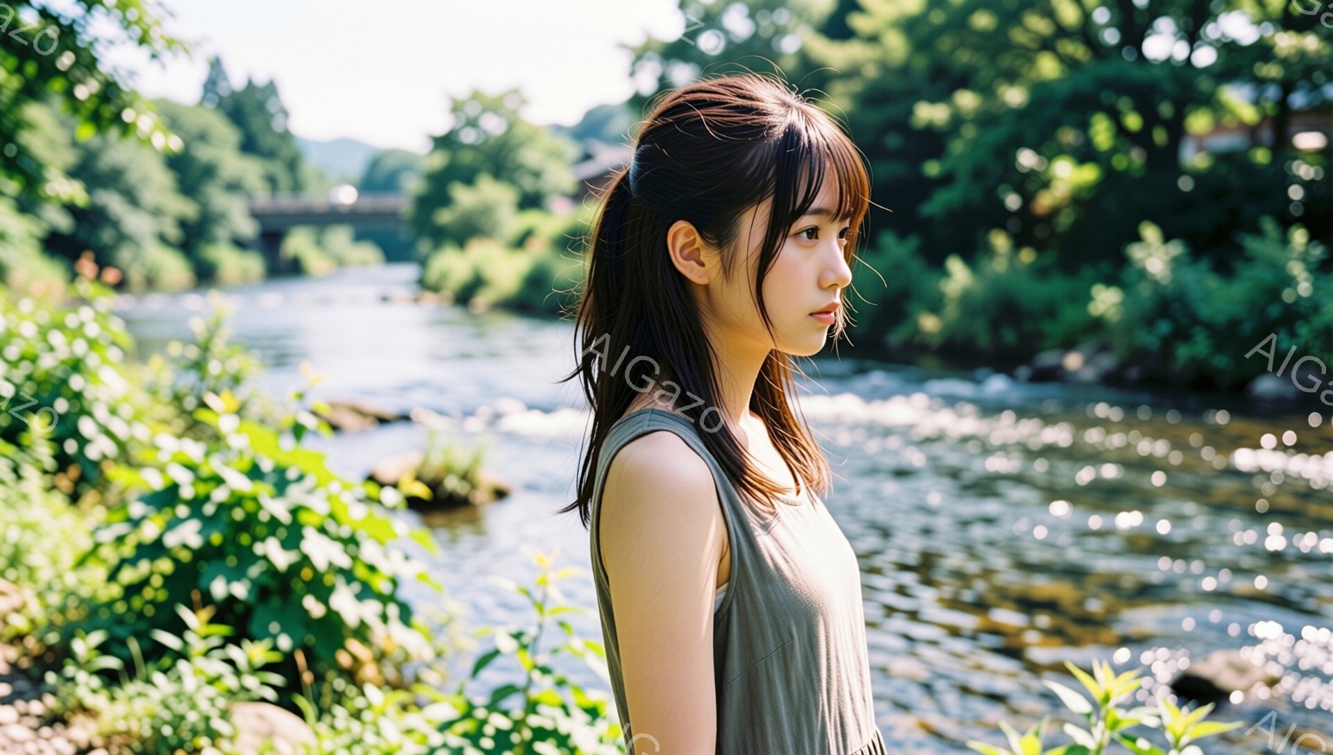 浅い川沿いに立つ若い女性が写っている。彼女はグレーのノースリーブのシャツを着ており、長い髪は肩にかかるようにゆるやかに流れている。表情は穏やかで、視線は川の先を捉え、物憂げな雰囲気を醸し出している。