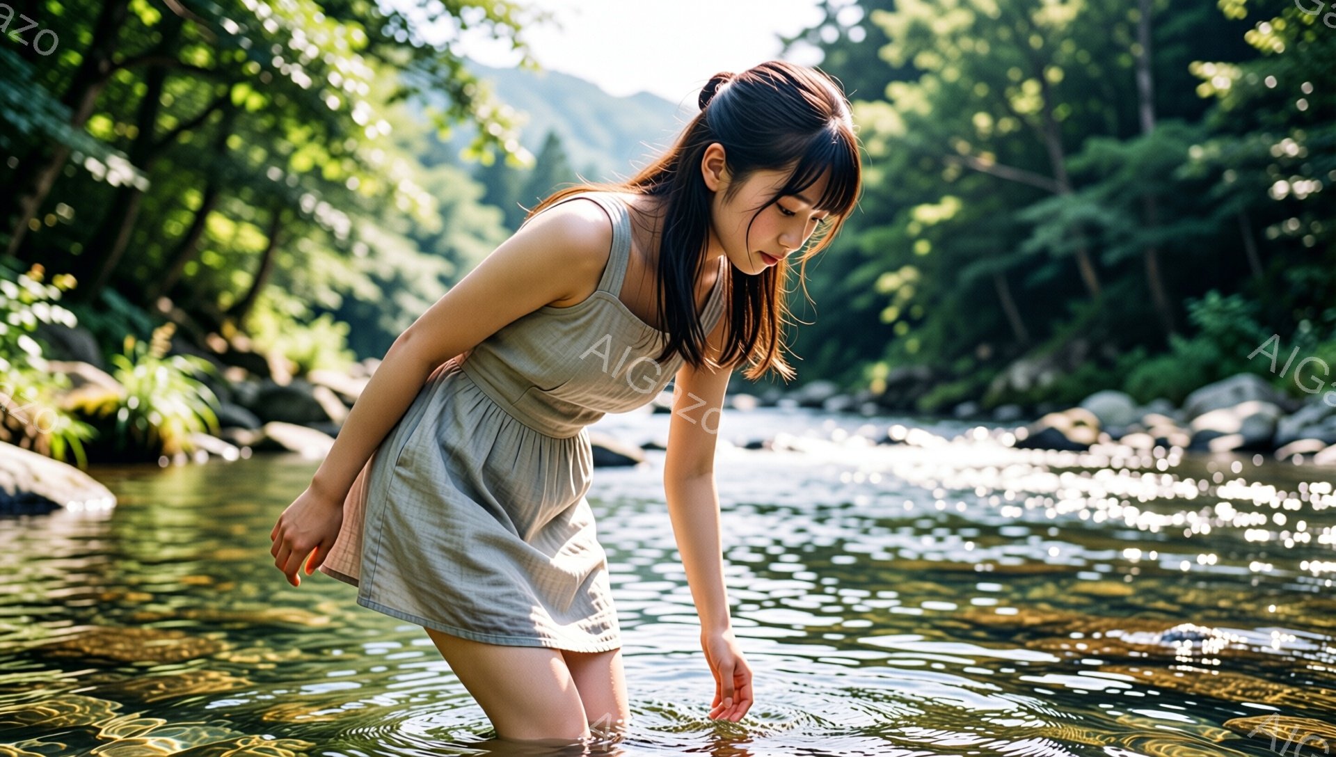 女性は薄い灰色のワンピースを着て、膝まで水に入っています。彼女は前かがみになり、水面を覗き込んでおり、髪は後ろでひとつに結ばれています。背景には緑豊かな木々と岩があり、光が差し込み、水面がきらきらと輝いている、穏やかで自然な雰囲気です。