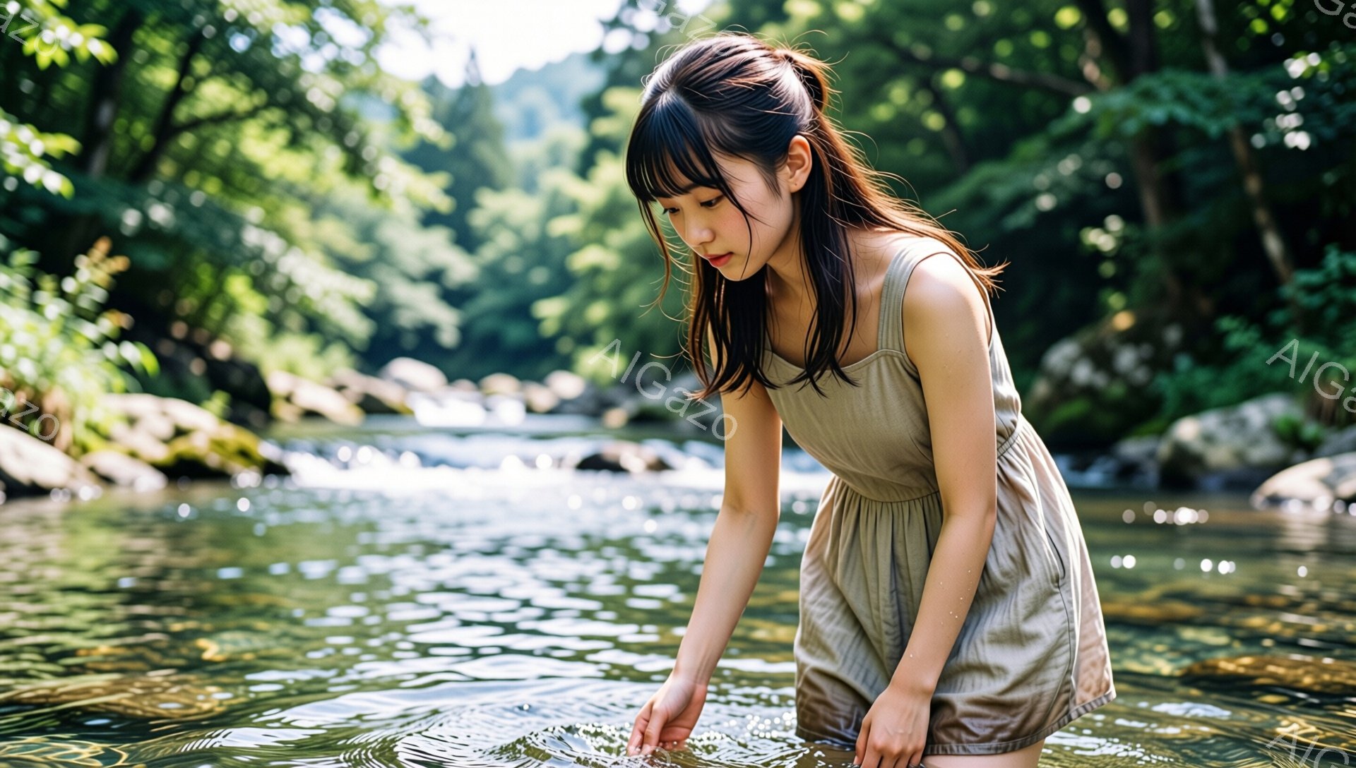 若い女性が川の中で水を触っている様子が写っている。ベージュ色のキャミソールワンピースを着ており、髪は肩まで伸びたダークブラウンで、前髪が少し目にかかっている。背景には緑豊かな木々や岩場が広がり、日差しが差し込んで明るい雰囲気を醸し出している。