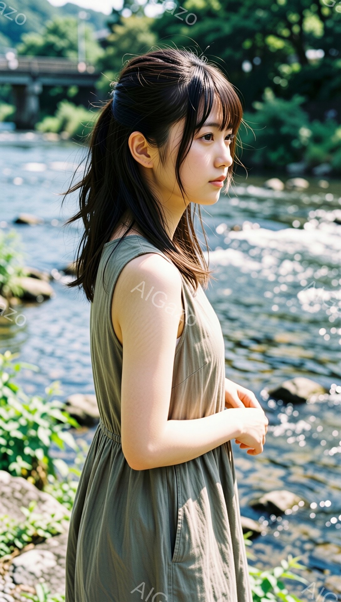 長い黒髪を耳にかける若い女性が、薄緑色のゆったりとしたワンピースを着て、川沿いを歩いています。彼女は少し内側を見つめ、リラックスした姿勢で穏やかな表情を浮かべています。背景には緑豊かな植物と水の流れ、 - AI生成フリー素材