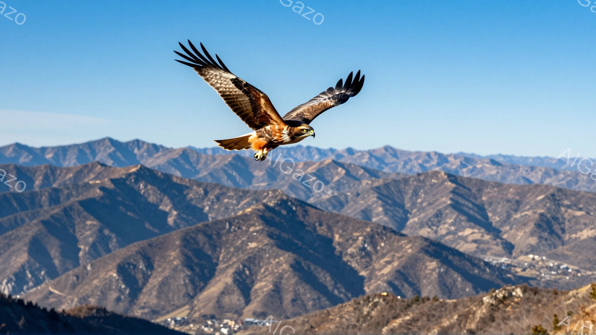 険しい山々の背景に、翼を広げた猛禽類が力強く飛び立つ姿が捉えられています。空は澄み渡り、山々は薄い霧に覆われ、荘厳な自然の風景が広がっています。ダイナミックな瞬間と美しい自然のコントラストが印象的です。